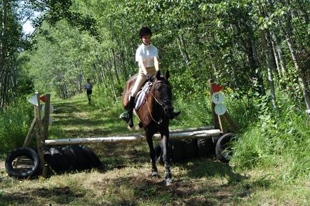 Kelsey_riding_cross_country.jpg - Kelsey riding Sly(?) on TP cross country course